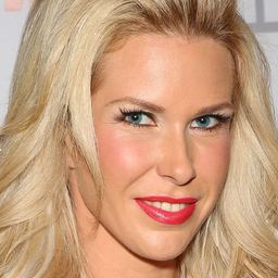 Dawne Furey 飾演 Athena