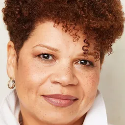 Staci Lynn Fletcher - 迫良持槍演員 飾演Family Dollar Cashier