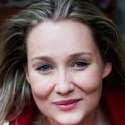 Monika Anna Wojtyllo - 歡樂酒吧演員 飾演Kathrin