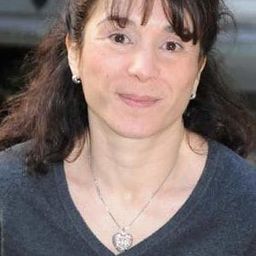 Nathalie Guetta 飾演 Nanny