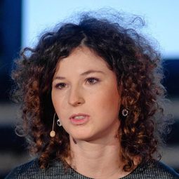 茱莉亞·維申斯卡 - 幼兒園荒誕夜演員 飾演Headmistress