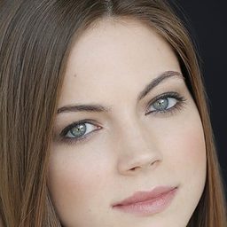 Caitlin Carver 飾演 Julia Waters