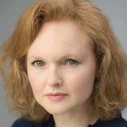 Emma Davies 飾演 Diana Mitford Guinness