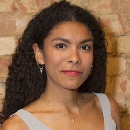 Thalissa Teixeira 飾演 Des