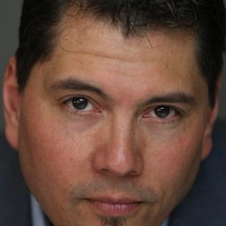 Michael Manuel - The Millionaires' Unit演員 飾演Di Gates