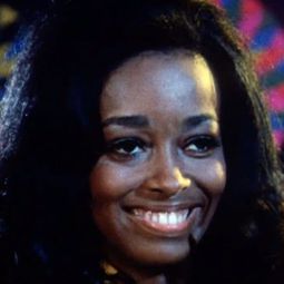 Charlene Jones - 蝴蝶小姐演員 飾演Girl in Mod Shop (uncredited)