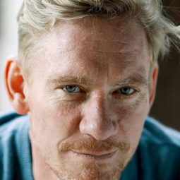 Jürg Plüss 飾演 Herr Severin