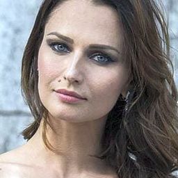 Anna Safroncik 飾演 Anna Nascetti