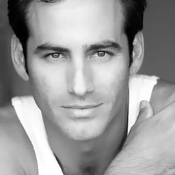 René Lavan 飾演 Enrique Decardenal