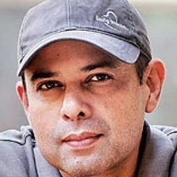 Atul Agnihotri 飾演 Prashant