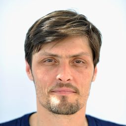 斯坦奇·艾塞克 - 計程車演員 飾演Dietrich