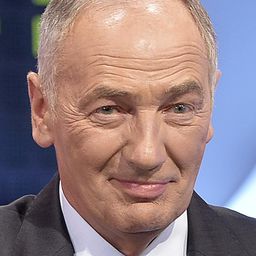 Karol Strasburger 飾演 Host (voice)