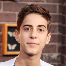 Alkaio Thiele 飾演 Peter Parker (Spidey) (voice)