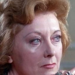 Betty Beckers 飾演 Madame Desjument