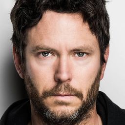 Will Beinbrink 飾演 Blazer