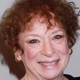 瑪西婭·讓·庫爾茨 飾演 Mrs. Marconi