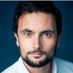 William Belchambers 飾演 Longaville