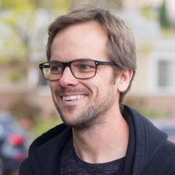 魯斯·沃克 飾演 