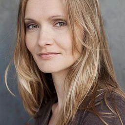 Alexandra Finder 飾演 Anna