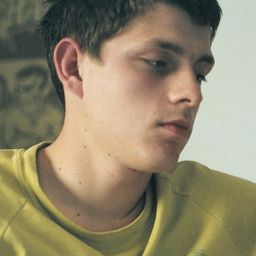 Lennie Burmeister 飾演 Kris