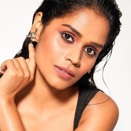 Manjiri Pupala 飾演 Richa