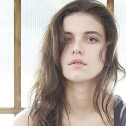 卡洛琳娜·布魯奇尼卡 - 我的美好人生演員 飾演Polish Teacher