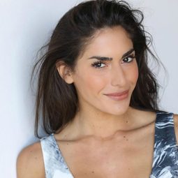Nikki Alexis Howard 飾演 Sue Newscaster