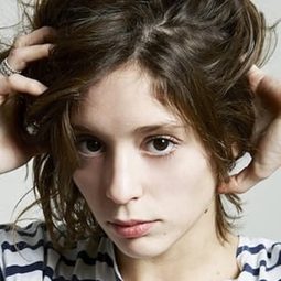 Lucie Bourdeu 飾演 Fanny