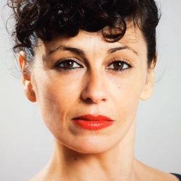 Luichi Macías 飾演 La Tita