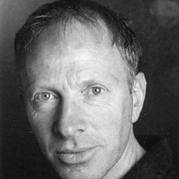 Mick Rose 飾演 Linton Nicholas