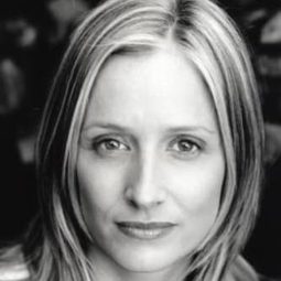 Olivia Hill 飾演 TV Reporter