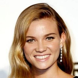 菲亞美塔·席柯娜 飾演 Alice