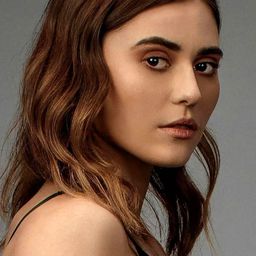 Dani Klupsch 飾演 Carrie