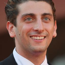 皮耶卓·卡斯特里圖 飾演 Toni