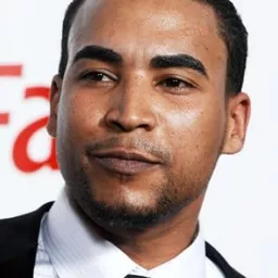 Don Omar 飾演 Santos