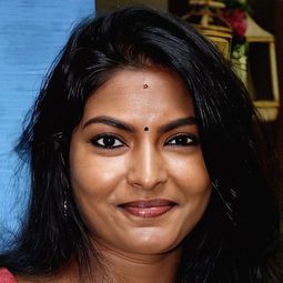 Subathra Robert 飾演 Karpagam