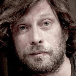 Levent Kazak 飾演 Jonathan