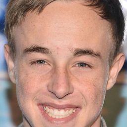 傑·海德 飾演 Aaron