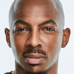 Travon McCall 飾演 News Anchor