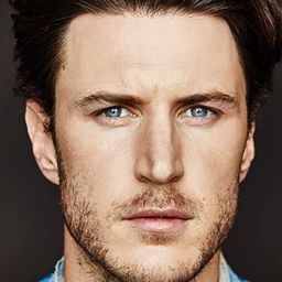 艾朗渣古賓高 飾演 Charlie