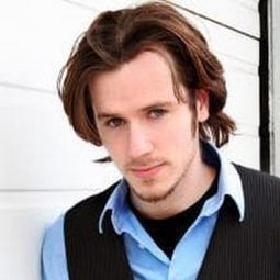 Matt McGrath 飾演 Adam Abbate