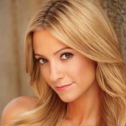 Nikki BreAnne Wells - 啟動機械碼演員 飾演Newscaster