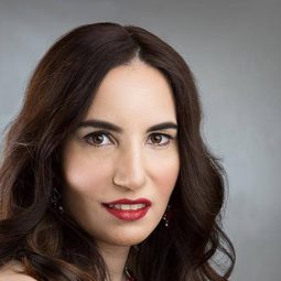 Vida Ghaffari - 神聖的恐懼演員 飾演Hayley