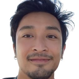 Yok Teeranitayatarn 飾演 Yok