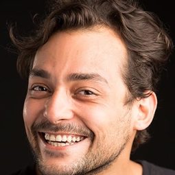 Eduardo Sterblitch 飾演 Leandro (segment "Dona Fulana")