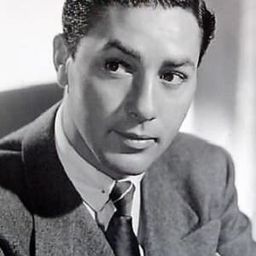 Wally Cassell 飾演 Sgt. Pulaski