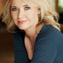 Tina Ruland 飾演 Anna Schröder