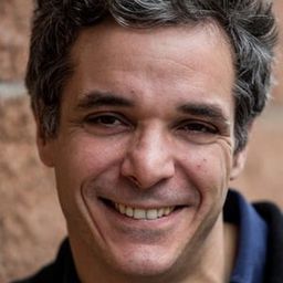 Francesco Colella 飾演 Peppe