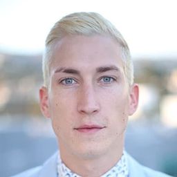 Talon Reid 飾演 Announcer Froggie (voice)