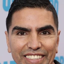 Eddie 'Piolin' Sotelo - 比佛利拜金狗演員 飾演Rafa (voice)